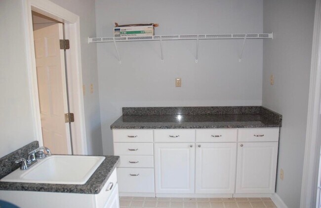 Building Photo - 104 Dorchester Ln