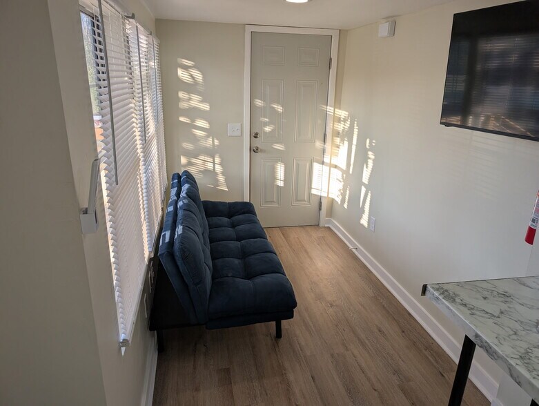 Building Photo - 243 Cobb St