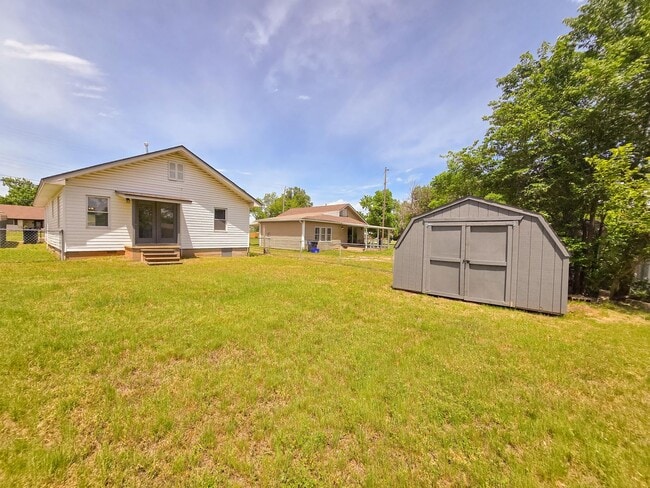 Building Photo - 3 Bedroom 1 Bath Home in Shawnee!
