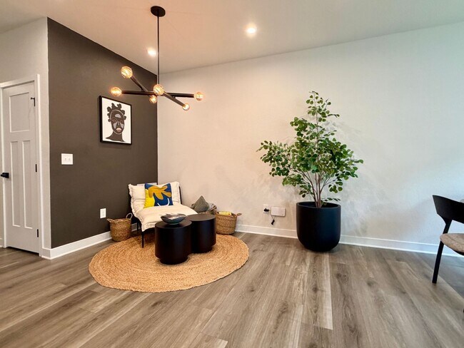 Building Photo - Stunning Townhome in the Heart of Chesapeake