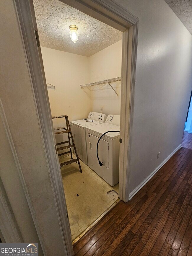 Building Photo - 40 Summerwood Ln