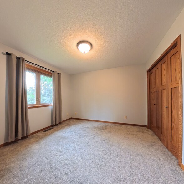 Building Photo - 11956 Castle Rock Ct N