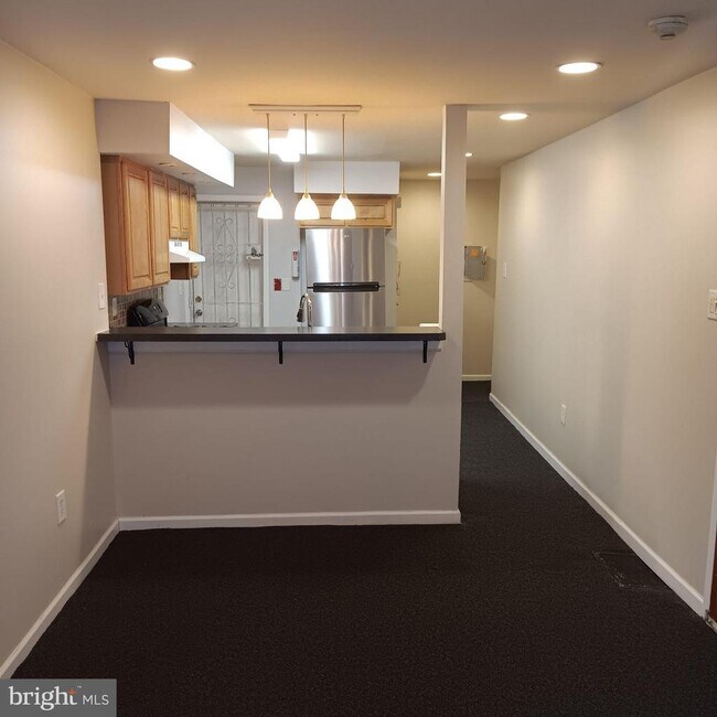 Building Photo - 1732 W Diamond St