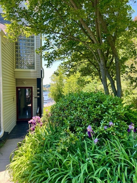 Building Photo - 131 Popes Island Rd