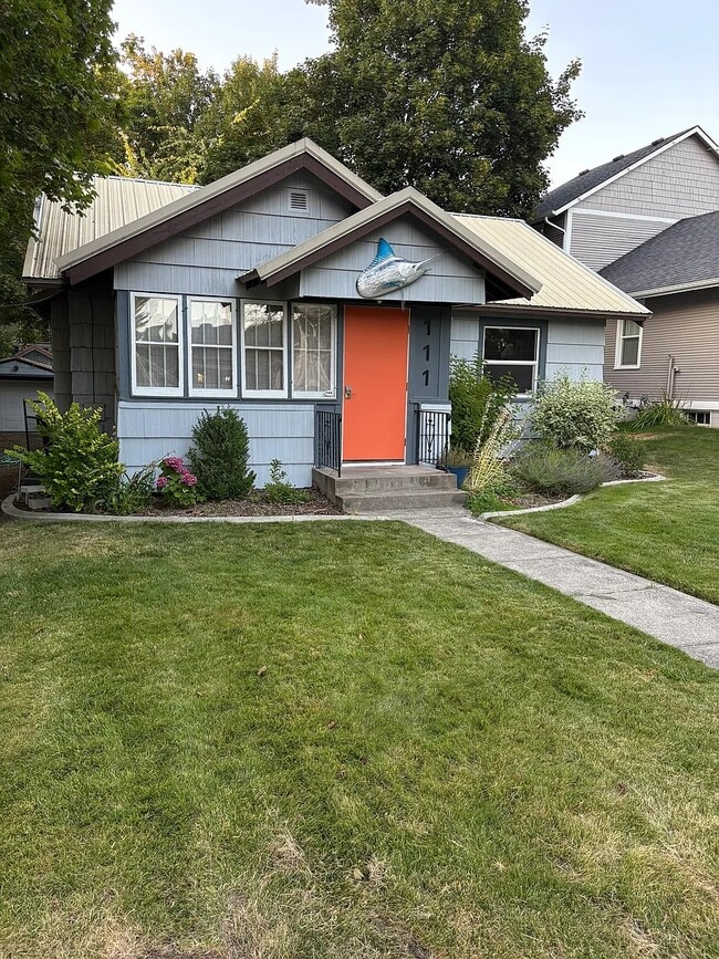 Primary Photo - 111 E Foster Ave