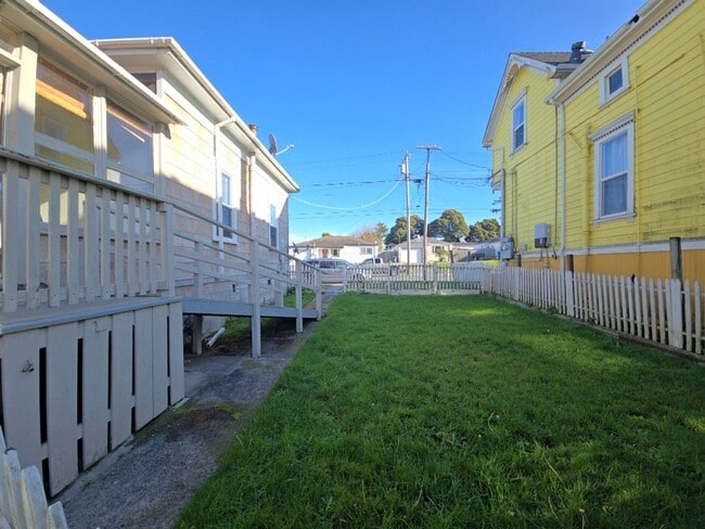 Building Photo - 3BR Eureka home offers remodeled interior, large yard and outbuildings!