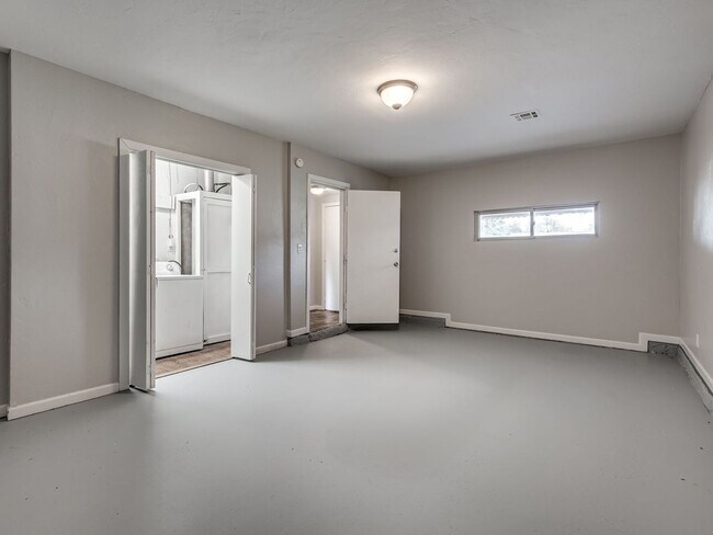 Building Photo - Charming Home in OKC + 4 bedrooms