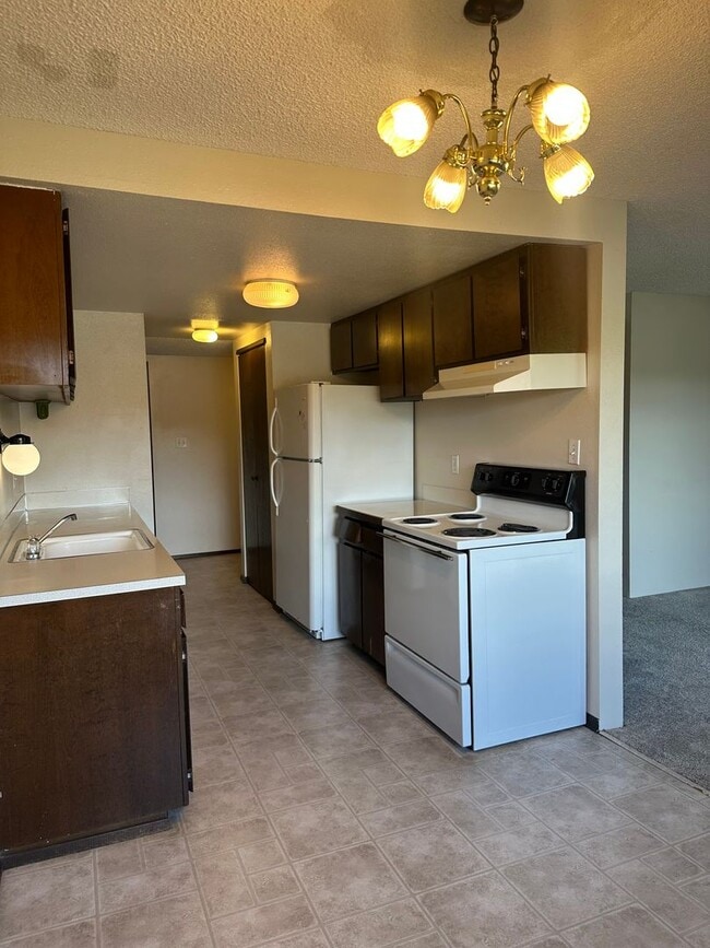 Building Photo - First Full Month Free Rent! Classic 2 Bedr...