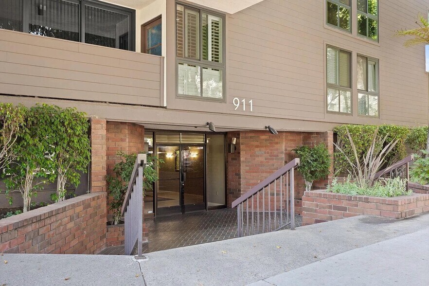 Building Photo - 911 N Kings Rd