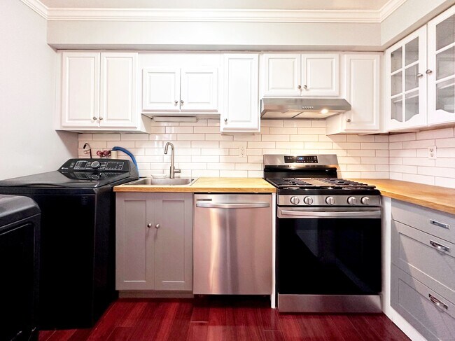 Building Photo - 245 Sunnyridge Ave