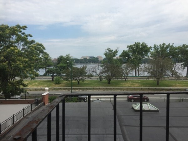 Building Photo - 469 Beacon St