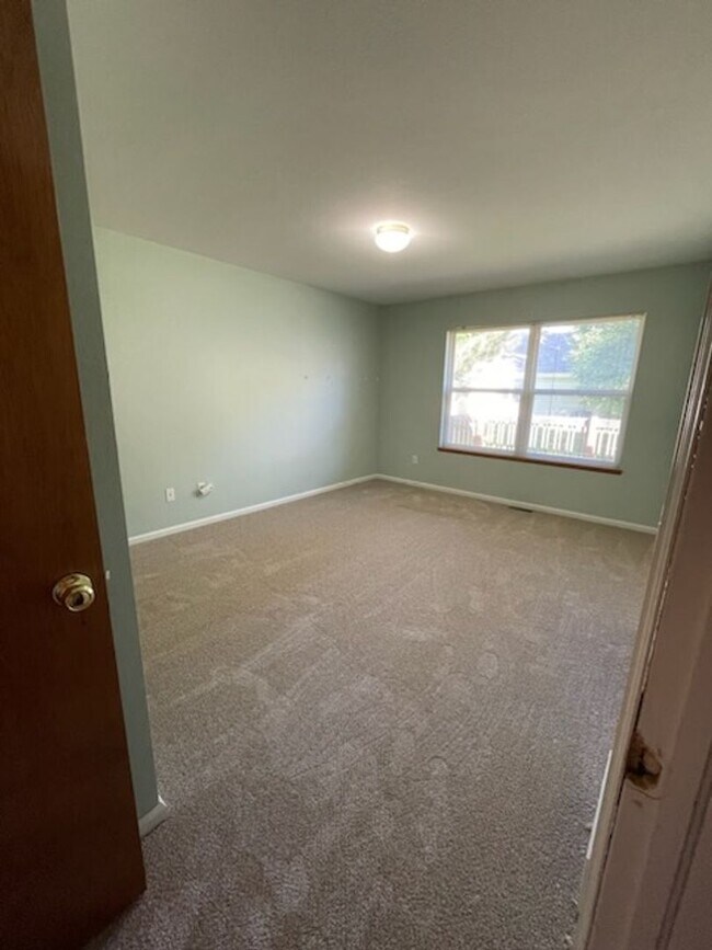 Building Photo - 2 Bed, 2 Bath Townhome with Office, & Fenced Back Patio in Prime Fort Collins Location!