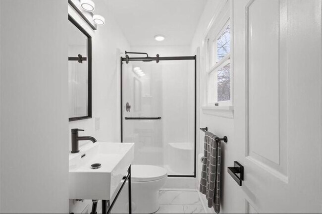 Master bedroom bathroom - 172 Crescent Hills Rd