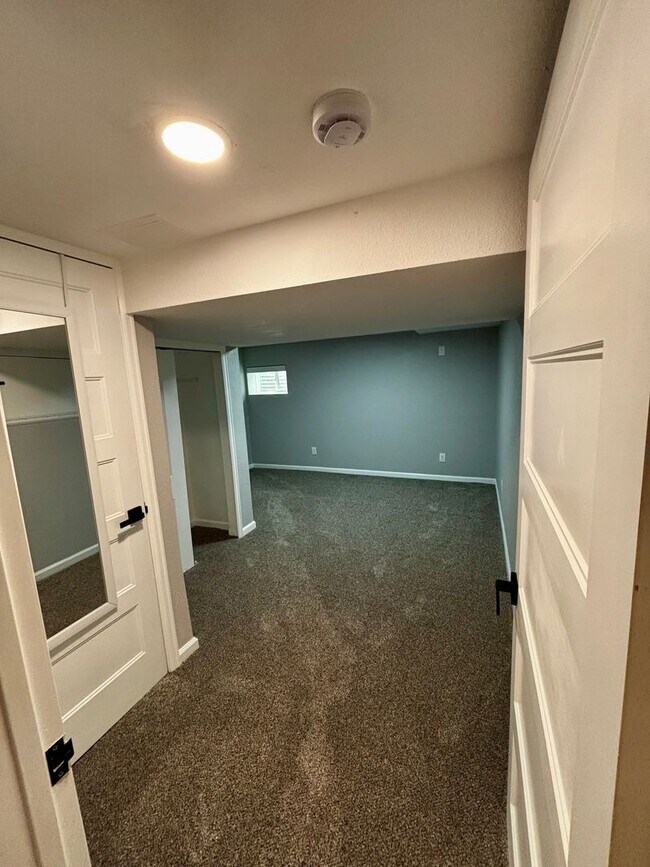 Building Photo - Stunning 5 Bedroom in the Coveted Kipling ...
