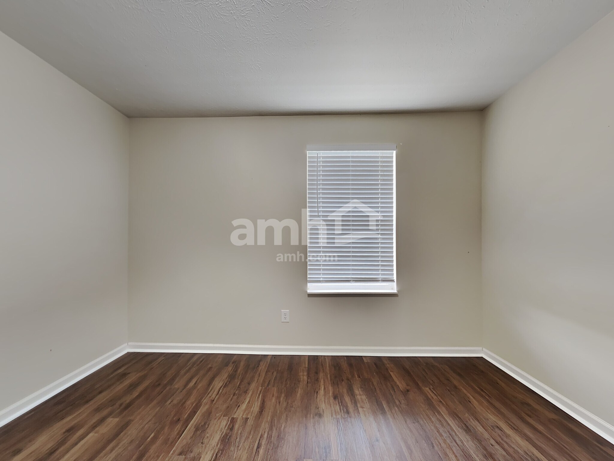 Building Photo - 2219 S Briarwood Dr