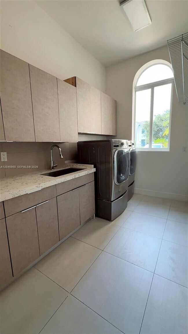 Building Photo - 12802 Grand Oaks Dr