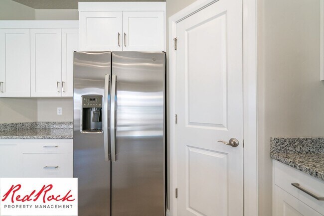 Building Photo - 4 Bedroom, 2.5 Bathroom Townhome in Hurric...