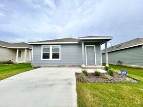 Building Photo - Charming 3/BR 1/BA Home with Spacious Back...