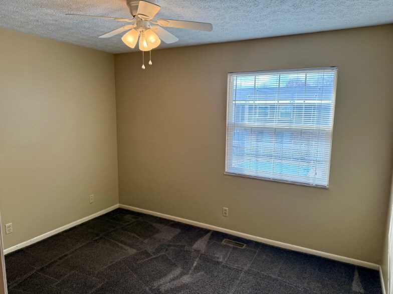 Building Photo - 1616 Spring Valley Dr