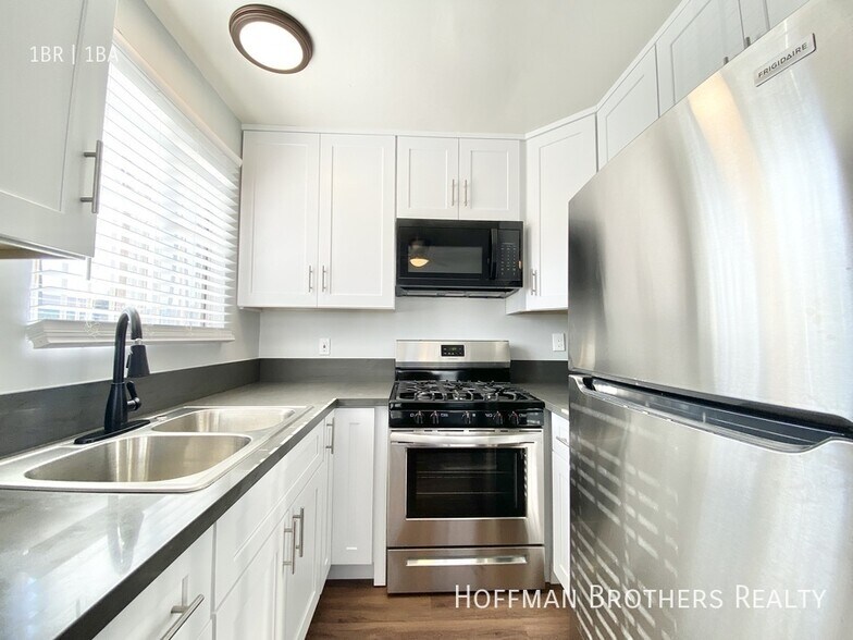 Building Photo - 1661 N Bronson Ave