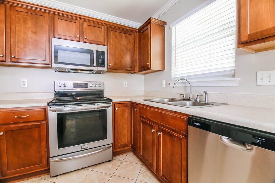 Building Photo - 709 Champion St