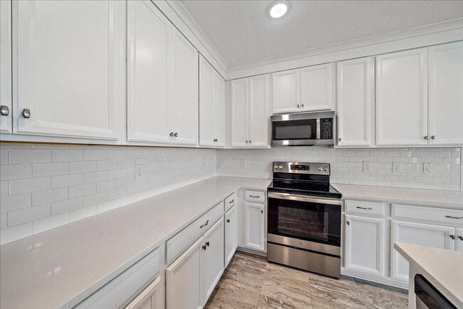 Building Photo - Beautiful Annual 4 Bedroom 2 Bath Single F...