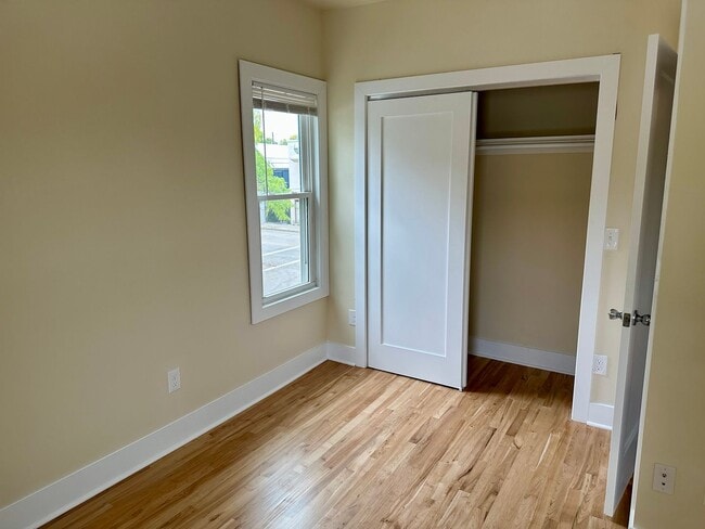 Building Photo - 901-903 E Center St