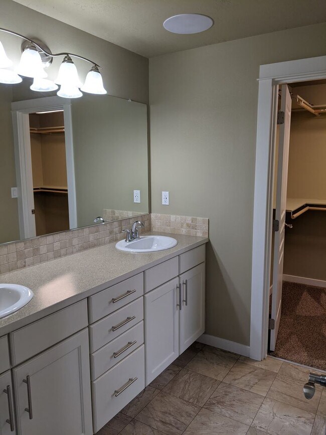 Building Photo - Beautiful 3 Bedroom, 2.5-Bath Home With Op...