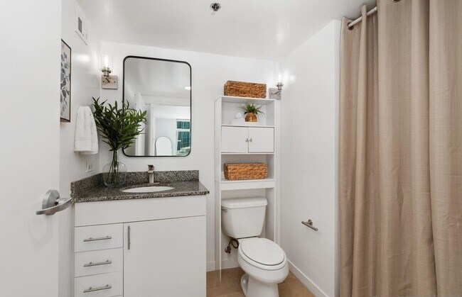 Building Photo - 425 W Beech St