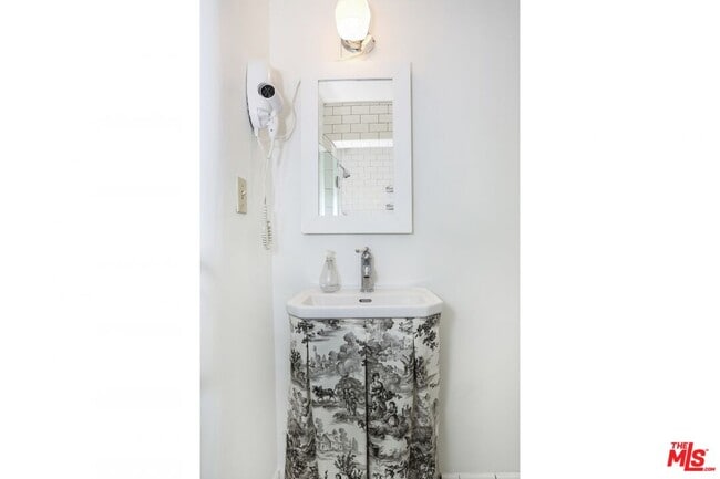 Building Photo - 2071 Escarpa Dr