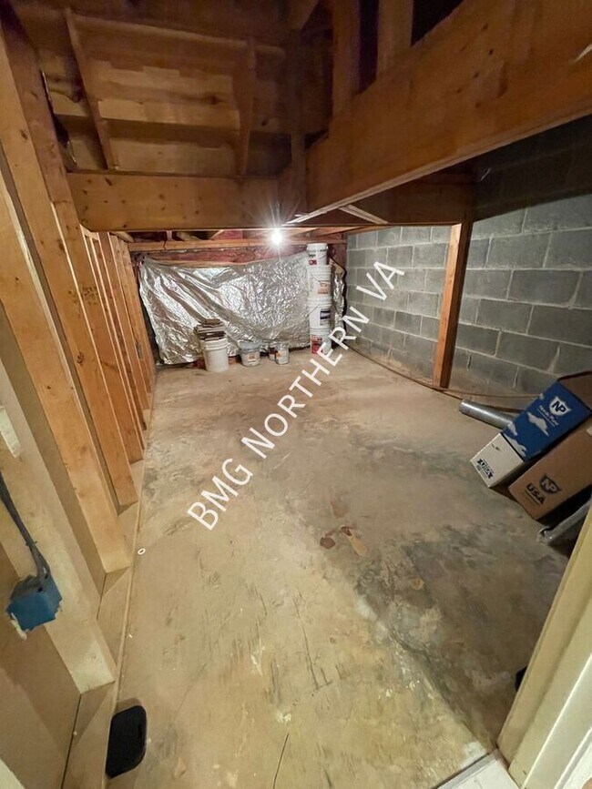 Building Photo - 2105 Kings Garden Way