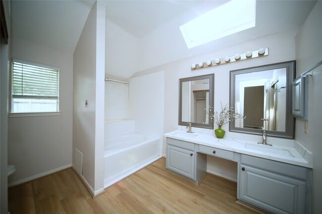Building Photo - 3110 Flintwood Dr