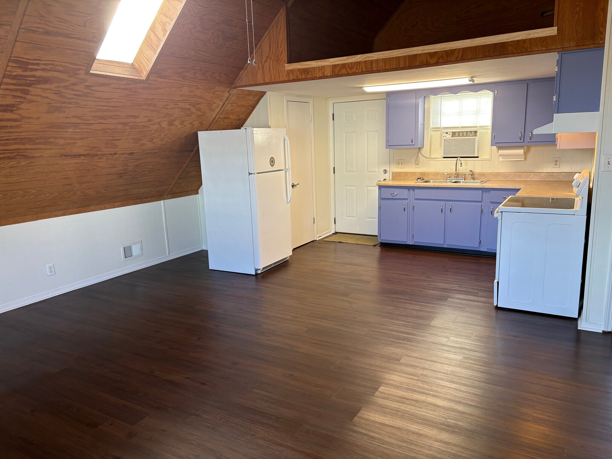 Natural light - 4701 Illinois Ave