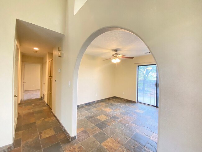 Building Photo - Spacious Home in Vista Primera