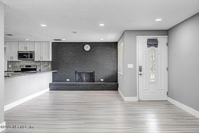 Building Photo - 1215 Bluehill Dr N