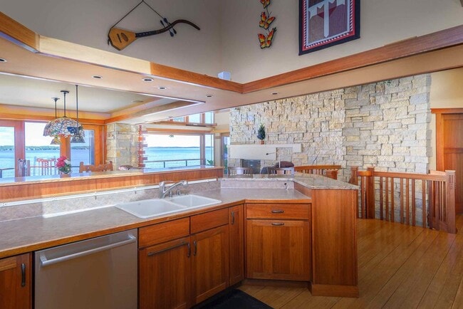 Building Photo - Lake Mendota Dream Home in Desirable Sprin...