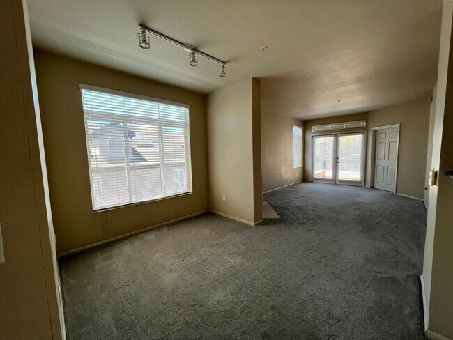 Building Photo - 2 bed 2 bath condo with laundry, A/C and fireplace! Heart of Banker's Hill!
