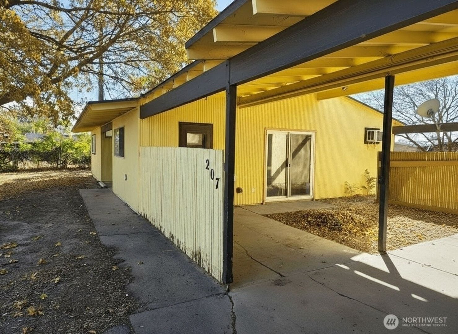 Building Photo - 207 March Dr NE