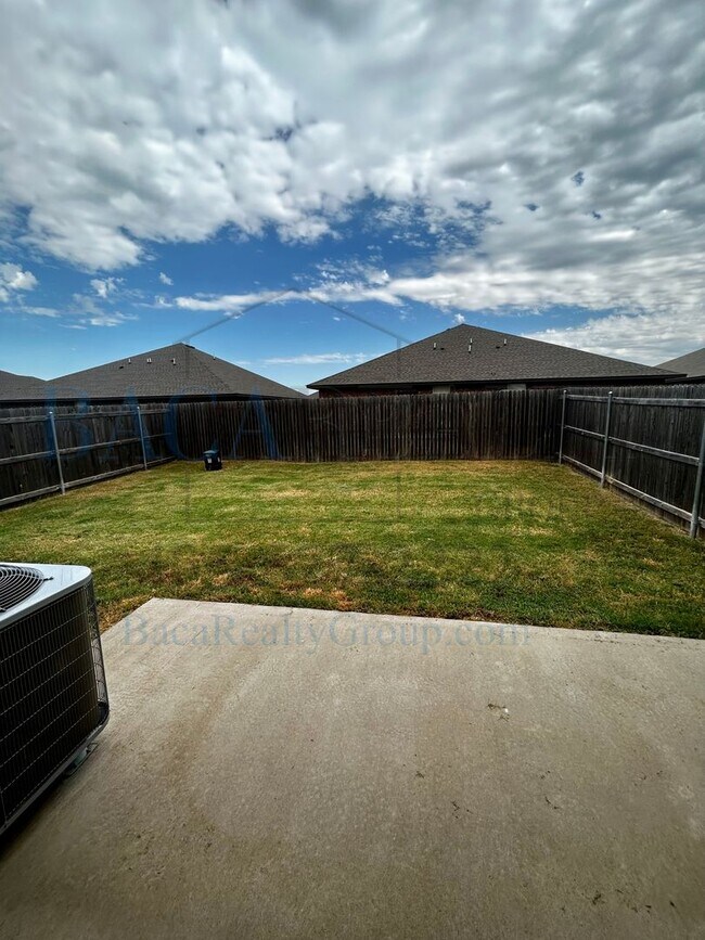 Building Photo - 3BR 2BA duplex with 2 car garage!!