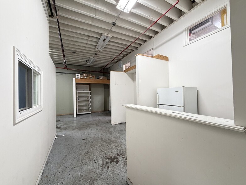 Building Photo - 610 N Albany Ave
