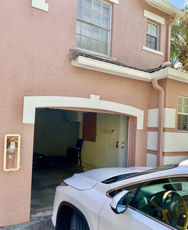 Building Photo - 1901 Belmont Pl