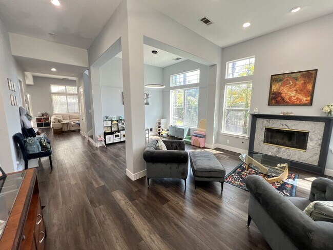 Building Photo - Amazingly Remodeled 4 Bed 4 Bath Luxury Home in North Orange with Solar!