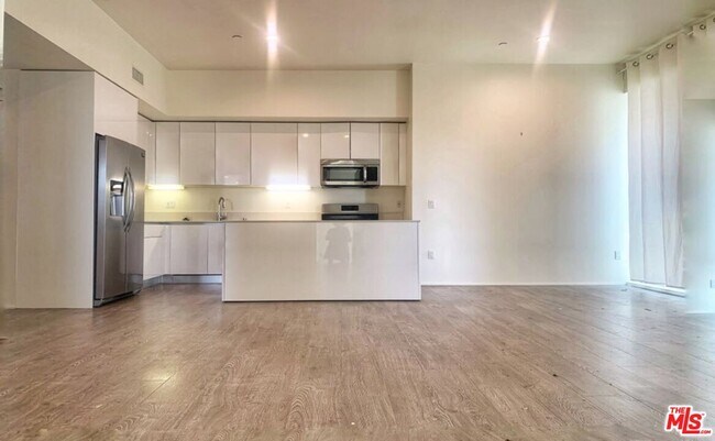 Building Photo - 1040 S Mariposa Ave
