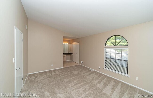 Building Photo - 5652 Drake Hollow Dr E