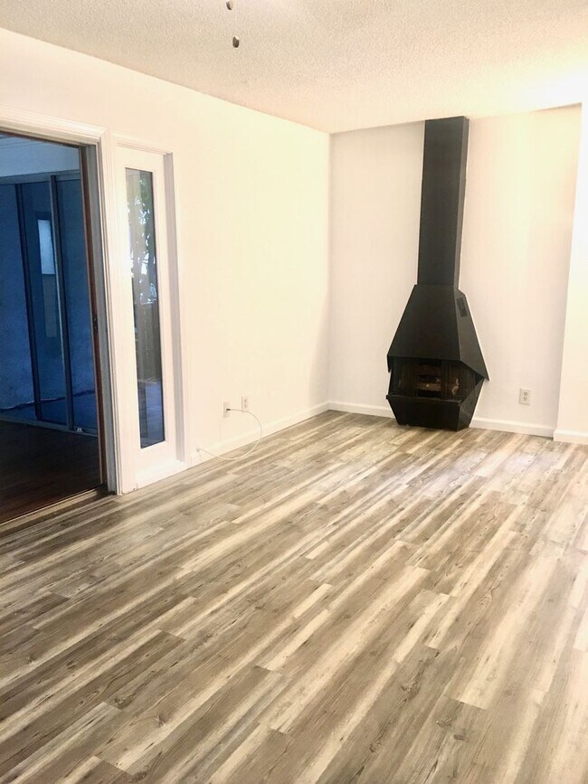 Building Photo - title - Beautiful 1 Bed/1 Bath Condo Apart...