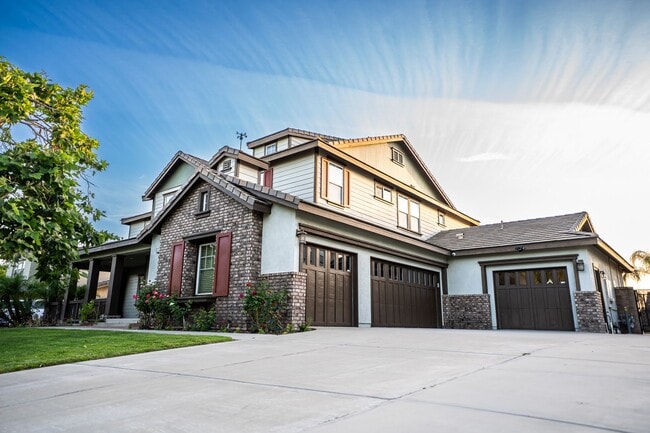 Building Photo - Exceptional estate Located In the highly desirable College Park Community.