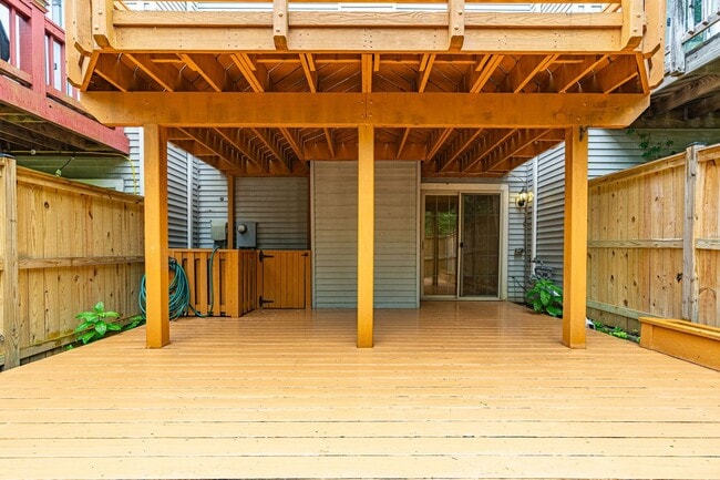 Building Photo - Fantastic townhome in Alexandria