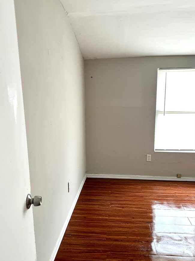 Building Photo - 912 W Vinita Ave
