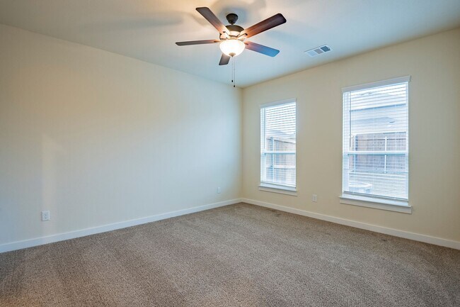 Building Photo - GORGEOUS 3 BEDROOM DUPLEX LOCATED IN MIDLO...