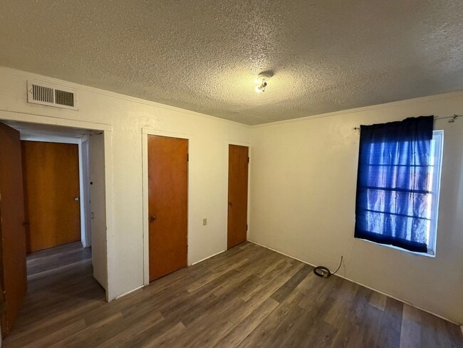 Building Photo - 2 Bed 1 Bath Home